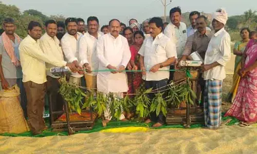 ధాన్యం కొనుగోలు కేంద్రాల ఏర్పాటులో.. ఆధిపత్య పోరు