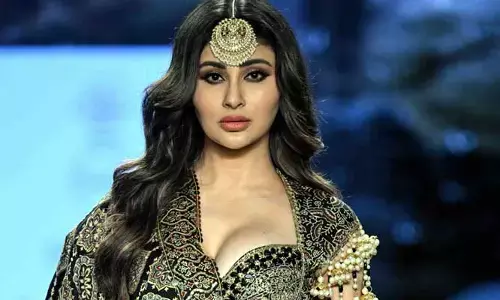 కథ చెబుతానని ముద్దు పెట్టుకున్నాడు.. డైరెక్టర్‌పై మౌని రాయ్ కామెంట్స్