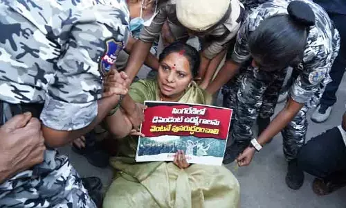 ప్రశ్నించే గొంతుకలను ప్రభుత్వం నొక్కేస్తోంది.. కల్వకుంట్ల కవిత ఫైర్