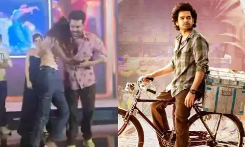లేడీ ఫ్యాన్ కు స్టేజ్ పైనే హగ్ ఇచ్చిన హీరో రామ్.. వీడియో వైరల్