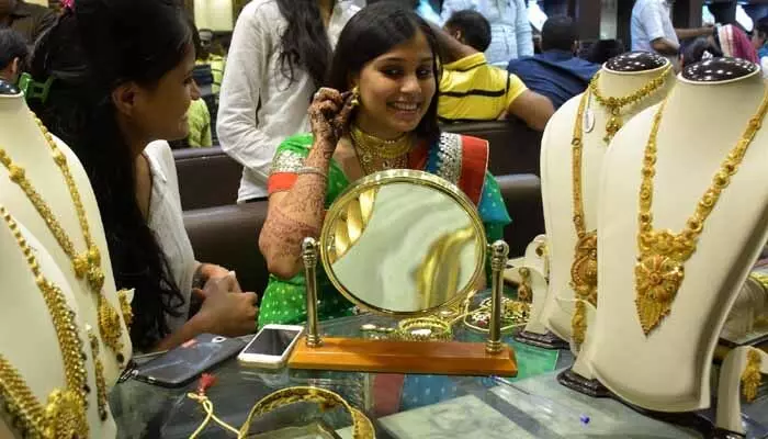 5 రోజుల్లో 5వేలు తగ్గిన బంగారం.. నేడు ధరలు ఎలా ఉన్నాయంటే? 5 రోజుల్లో 5వేలు తగ్గిన బంగారం.. నేడు ధరలు ఎలా ఉన్నాయంటే?