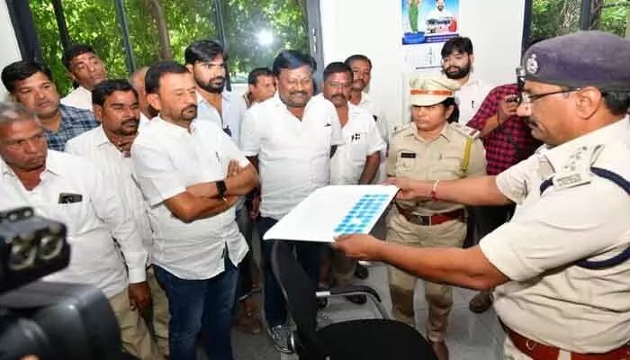 ధర్మాపూర్ వైన్ షాపు ఎవరికీ దక్కిందో తెలిస్తే ఆశ్చర్యపోవాల్సిందే..! ధర్మాపూర్ వైన్ షాపు ఎవరికీ దక్కిందో తెలిస్తే ఆశ్చర్యపోవాల్సిందే..!