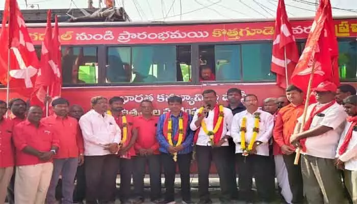 ప్రపంచం చూపు కమ్యూనిజం వైపే : సీపీఐ ప్రపంచం చూపు కమ్యూనిజం వైపే : సీపీఐ