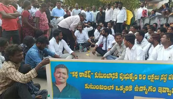 కోదాడలో ఉద్రిక్తత.. మృతదేహంతో నిరసన కోదాడలో ఉద్రిక్తత.. మృతదేహంతో నిరసన