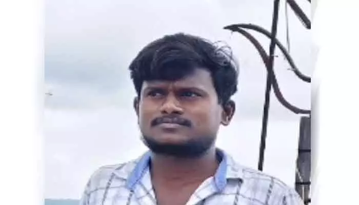 రోడ్డు ప్రమాదంలో యువకుడు మృతి రోడ్డు ప్రమాదంలో యువకుడు మృతి