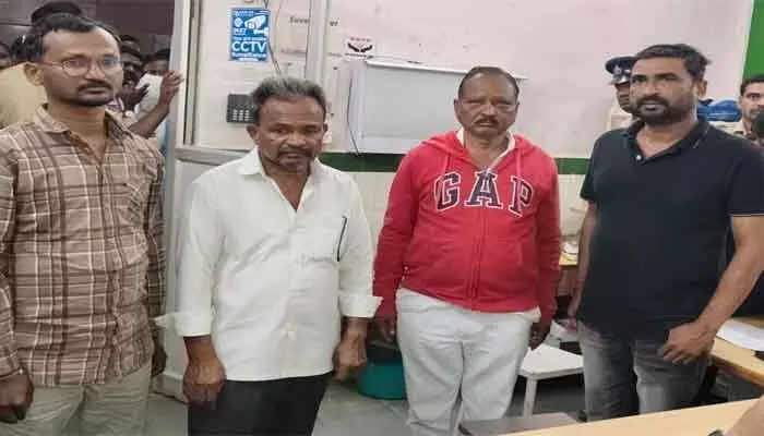 రూ.12 కోట్ల భూమికి కన్నం వేసిన చౌటుప్పల్ బీఆర్ఎస్ మండల అధ్యక్షుడు రూ.12 కోట్ల భూమికి కన్నం వేసిన చౌటుప్పల్ బీఆర్ఎస్ మండల అధ్యక్షుడు