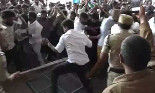 బేగంపేట విమానాశ్రయం వద్ద ఉద్రిక్తత.. జగన్ అభిమానులపై లాఠీ ఛార్జ్