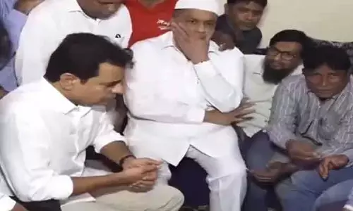 సౌదీ అరేబియా బస్సు ప్రమాద మృతుల కుటుంబాన్ని పరామర్శించిన కేటీఆర్