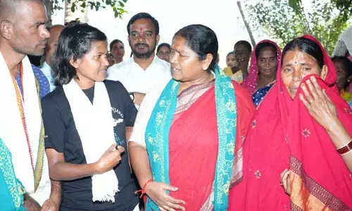 మలావత్ పూర్ణ‌కు మంత్రి సీతక్క ఓదార్పు.. విషయం ఏమిటంటే?