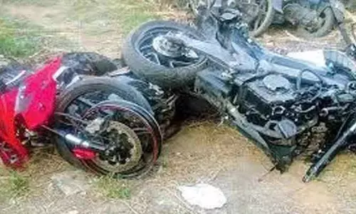 రెండు బైకులు ఢీ.. వ్య‌క్తికి తీవ్ర గాయాలు