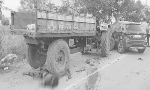 కారు-బైకు ఢీ.. వ్య‌క్తి మృతి