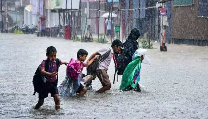 దంచికొడుతున్న భారీ వర్షాలు.. ఎల్లో అలర్ట్ జారీ చేసిన అధికారులు దంచికొడుతున్న భారీ వర్షాలు.. ఎల్లో అలర్ట్ జారీ చేసిన అధికారులు
