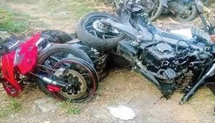 రెండు బైకులు ఢీ.. వ్యక్తికి తీవ్ర గాయాలు రెండు బైకులు ఢీ.. వ్యక్తికి తీవ్ర గాయాలు