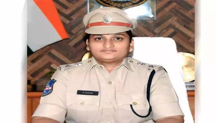 రోడ్లపై ధాన్యం ఆరబోతతో ప్రమాదాలు జరుగుతాయి : ఎస్పీ జానకి రోడ్లపై ధాన్యం ఆరబోతతో ప్రమాదాలు జరుగుతాయి : ఎస్పీ జానకి
