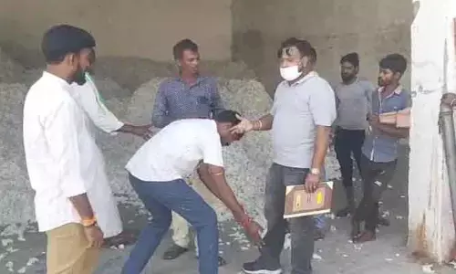 మీ కాళ్లు మొక్కుతా బాంచన్.. మా పత్తి కొనండి సారు..!