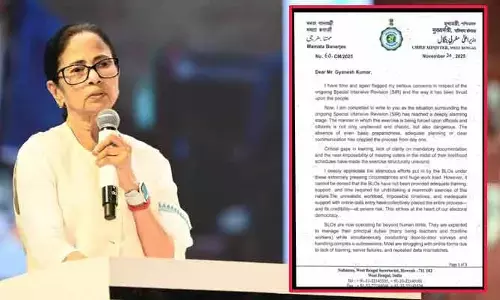 ఓటర్ల జాబితా సవరణ పై ఎన్నికల కమిషన్ తక్షణ జోక్యం కోరిన సీఎం మమతా బెనర్జీ