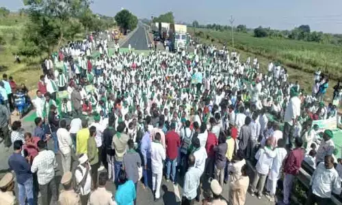 ఆదిలాబాద్ లో జాతీయ రహదారి దిగ్బంధం..అఖిల‌ప‌క్షం రైతులు ధ‌ర్నా