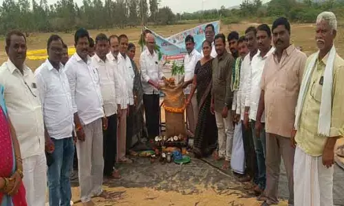 రైతులు ద‌ళారుల‌ను న‌మ్మి మోస‌పోకూడ‌దు : జిల్లా పర్యాటకశాఖ అధికారి నరసింహ