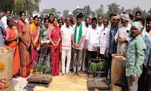 కొనుగోలు కేంద్రాలను సద్వినియోగం చేసుకోవాలి : అంకతి సత్యం