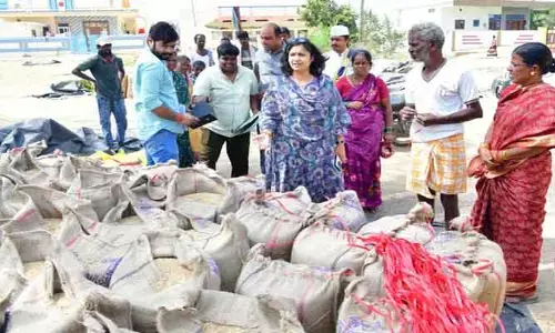 కొనుగోలు చేసిన  ధాన్యాన్ని తూకం వేసిన వెంటనే మిల్లులకు తరలించాలి : కలెక్టర్ విజయేందిర బోయి