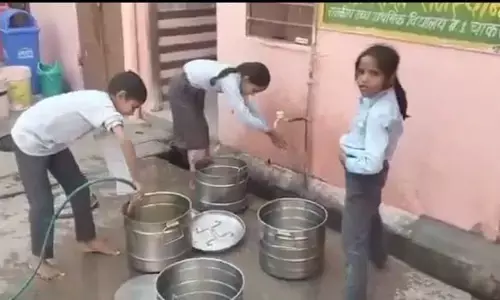 మధ్యాహ్న భోజనం పథకం.. పిల్లలతోనే బోళ్లు తోమిస్తున్న టీచర్లు.. (వీడియో)
