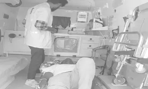 రెండు బైకులు ఢీ.. ఒక‌రికి తీవ్ర గాయాలు