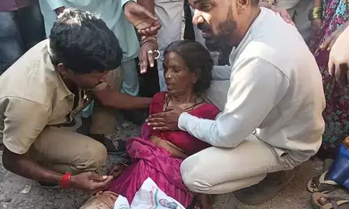 కోస్గి బస్టాండులో దారుణం.. బ‌స్సు ఢీ కొని మ‌హిళా మృతి