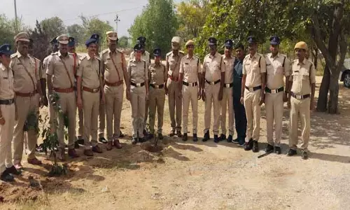 పోలీసులు ప్ర‌జ‌ల‌కు ర‌క్ష‌ణ‌గా నిల‌వాలి : డీఎస్పీ వెంక‌ట్ రెడ్డి