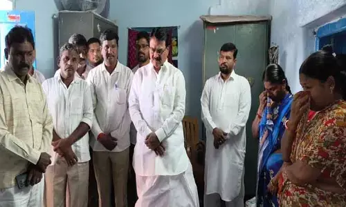 చనిపోయిన కుటుంబాలను పరామర్శించిన మాజీ మంత్రి