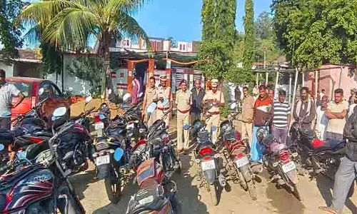 8 లీటర్ల గుడుంబా పట్టివేత.. కేసు నమోదు