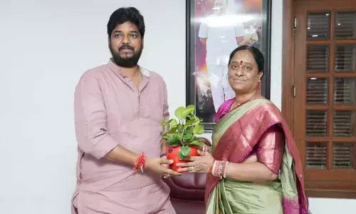 నవీన్ యాదవ్‌కు మంచి భవిష్యత్తు ఉంది.. మంత్రి కొండా సురేఖ అభినందన