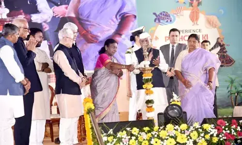 సమ్మక్క- సారల‌మ్మ మ‌హా జాత‌ర‌కు రండి : రాష్ట్ర‌ప‌తికి ప్రత్యేక ఆహ్వానం అంద‌చేసిన‌ మంత్రి సీత‌క్క‌