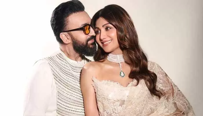 ట్రోలర్స్కు స్ట్రాంగ్గా ఇచ్చిపడేసిన స్టార్ హీరోయిన్ భర్త.. మీరు చీకట్లోనే బతకండి అంటూ పోస్ట్ ట్రోలర్స్కు స్ట్రాంగ్గా ఇచ్చిపడేసిన స్టార్ హీరోయిన్ భర్త.. మీరు చీకట్లోనే బతకండి అంటూ పోస్ట్