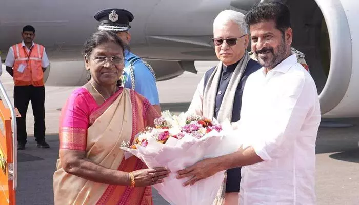 హైదరాబాద్ చేరుకున్న రాష్ట్రపతి ద్రౌపది ముర్ము.. స్వాగతం పలికిన గవర్నర్, సీఎం హైదరాబాద్ చేరుకున్న రాష్ట్రపతి ద్రౌపది ముర్ము.. స్వాగతం పలికిన గవర్నర్, సీఎం