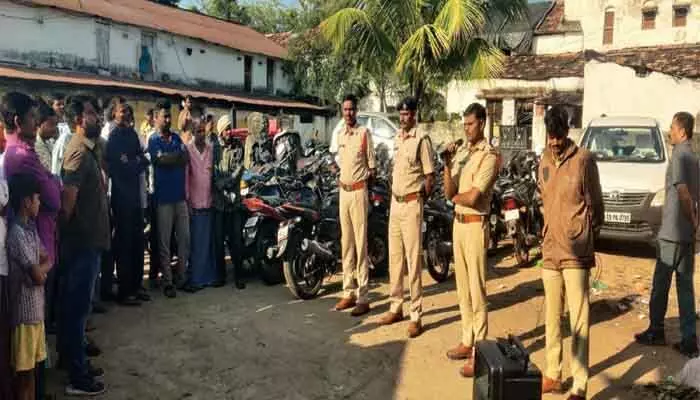 బజార్ హత్నూర్ లో కార్డన్ సెర్చ్..44 బైకులు స్వాధీనం బజార్ హత్నూర్ లో కార్డన్ సెర్చ్..44 బైకులు స్వాధీనం