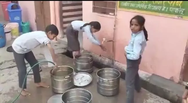 మధ్యాహ్న భోజనం పథకం.. పిల్లలతోనే బోళ్లు తోమిస్తున్న టీచర్లు.. (వీడియో) మధ్యాహ్న భోజనం పథకం.. పిల్లలతోనే బోళ్లు తోమిస్తున్న టీచర్లు.. (వీడియో)