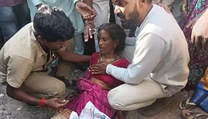 కోస్గి బస్టాండులో దారుణం.. బస్సు ఢీ కొని మహిళా మృతి కోస్గి బస్టాండులో దారుణం.. బస్సు ఢీ కొని మహిళా మృతి