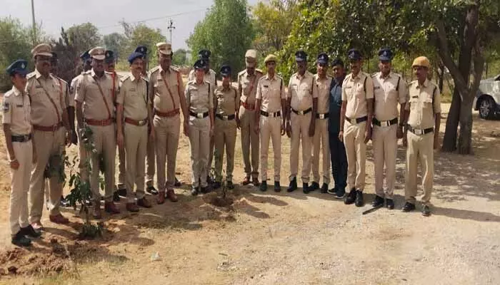 పోలీసులు ప్రజలకు రక్షణగా నిలవాలి : డీఎస్పీ వెంకట్ రెడ్డి పోలీసులు ప్రజలకు రక్షణగా నిలవాలి : డీఎస్పీ వెంకట్ రెడ్డి