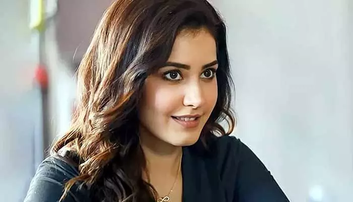 Raashi Khanna : అభిమానితో డేటింగ్కు మీరు సిద్ధమా.. షాకింగ్ ఆన్సర్ ఇచ్చిన రాశీ ఖన్నా Raashi Khanna : అభిమానితో డేటింగ్కు మీరు సిద్ధమా.. షాకింగ్ ఆన్సర్ ఇచ్చిన రాశీ ఖన్నా