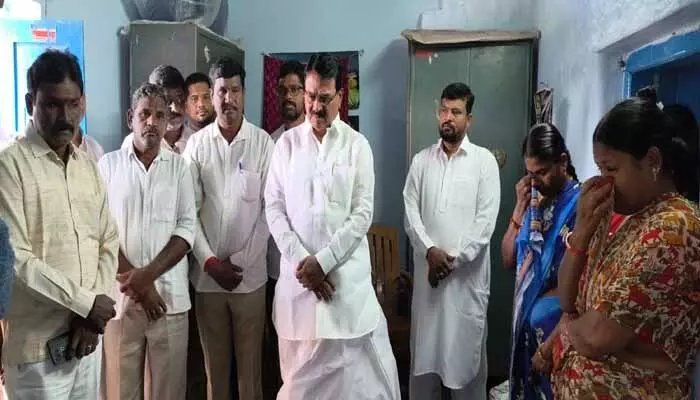 చనిపోయిన కుటుంబాలను పరామర్శించిన మాజీ మంత్రి చనిపోయిన కుటుంబాలను పరామర్శించిన మాజీ మంత్రి