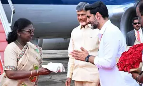 పుట్టపర్తి చేరుకున్న రాష్ట్రపతి ద్రౌపది ముర్ము