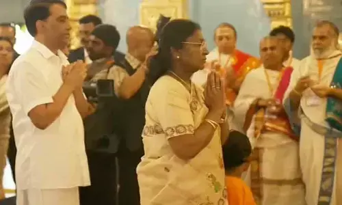 సత్యసాయి మహాసమాధిని దర్శించుకున్న రాష్ట్రపతి