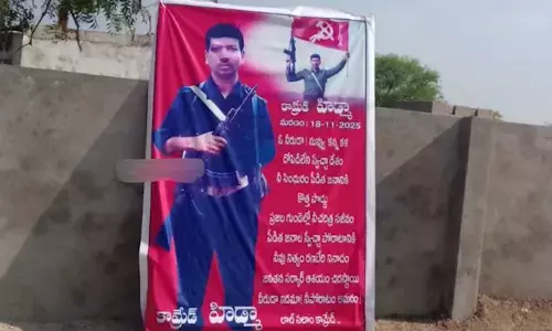 హన్మకొండ జిల్లా వేలేరులో హిడ్మా ఫ్లెక్సీల కలకలం!