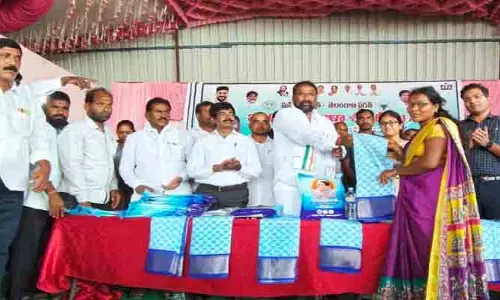 తూకం చీరలు కాదు.. నేత చీరలు ఇస్తున్నాం : మంత్రి వాకిటి శ్రీహ‌రి