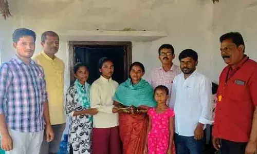 విద్యార్థిని కుటుంబానికి టీచర్ల సహాయం