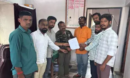 సమస్యలను పరిష్కరించాల‌ని అధికారుల‌కు విన‌తి : బీజేపీ నాయ‌కులు