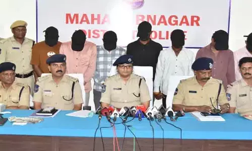 ఫేస్ బుక్ లో ఫైనాన్స్..  వెయ్యి మంది నుంచి రూ. 3 కోట్లు స్వాహా