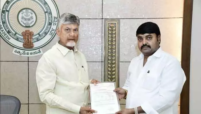 రైతు కుటుంబాలకు న్యాయం చేయాలి.. సీఎంకు ఎమ్మెల్యే భాష్యం వినతి రైతు కుటుంబాలకు న్యాయం చేయాలి.. సీఎంకు ఎమ్మెల్యే భాష్యం వినతి