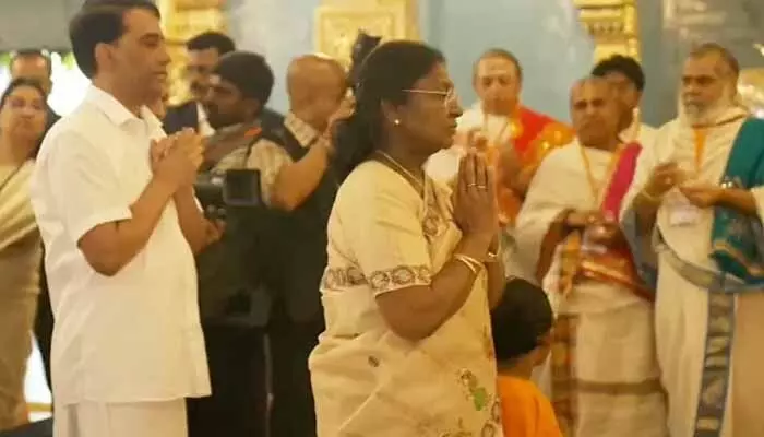 సత్యసాయి మహాసమాధిని దర్శించుకున్న రాష్ట్రపతి సత్యసాయి మహాసమాధిని దర్శించుకున్న రాష్ట్రపతి