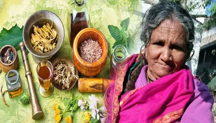 నాటు వైద్యం మందు తయారు చేస్తుండగా వైద్యుడి భార్య మృతి.. ఇద్దరికి తీవ్ర అస్వస్థత నాటు వైద్యం మందు తయారు చేస్తుండగా వైద్యుడి భార్య మృతి.. ఇద్దరికి తీవ్ర అస్వస్థత